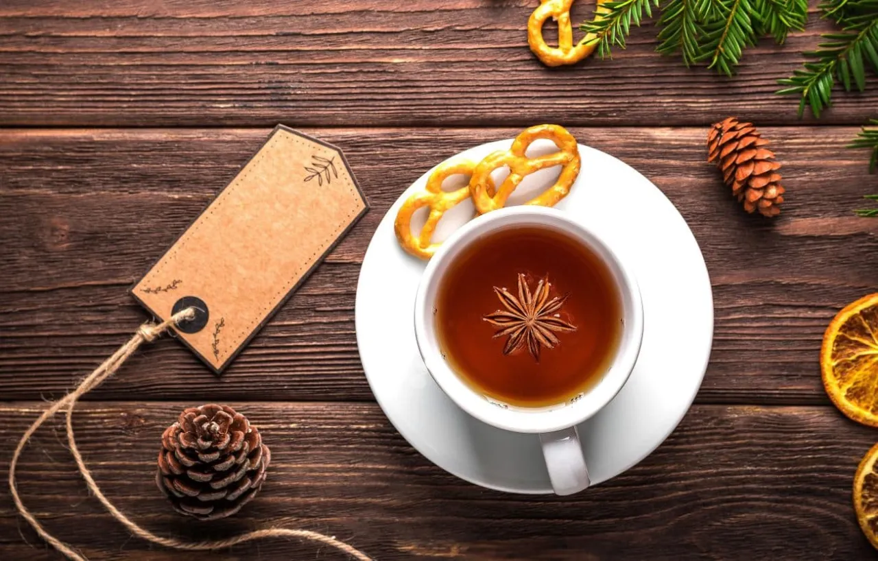 Ciepła herbata z anyżem, obok precelków i szyszki. Zastanawiasz się, ile kalorii ma herbata z cukrem?