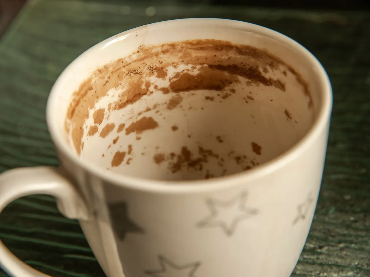 przed i po czyszczeniu kubka z osadu herbaty, domowe sposoby czyszczenia kubk&oacute;w