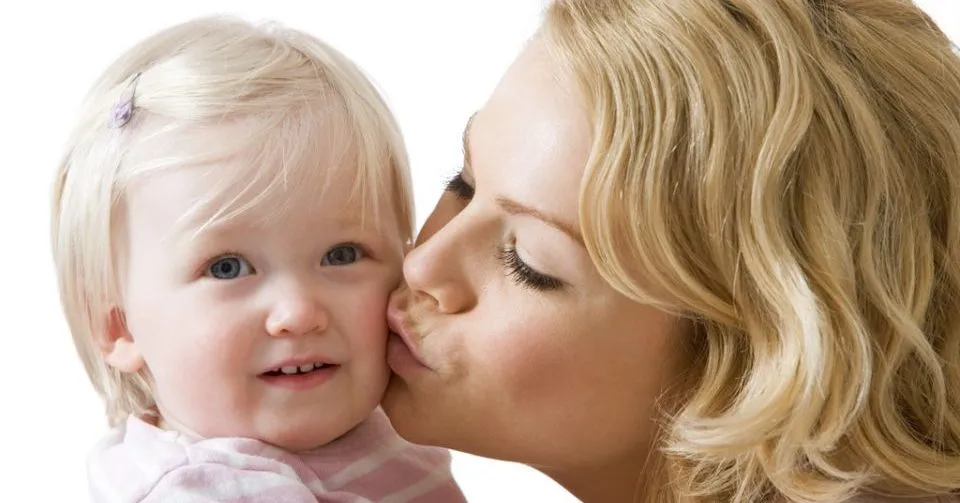 uśmiechnięte niemowlę patrzące na rodzica