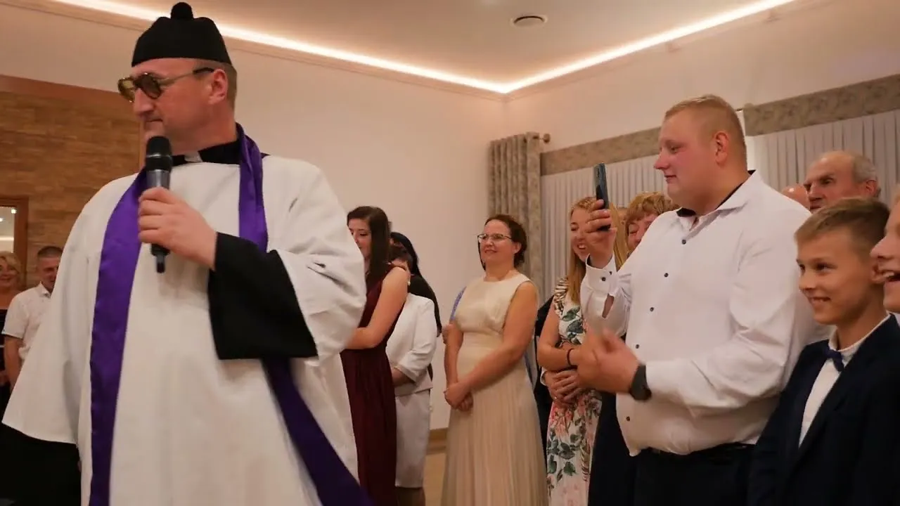 para młoda w kościele rozmawiająca z księdzem