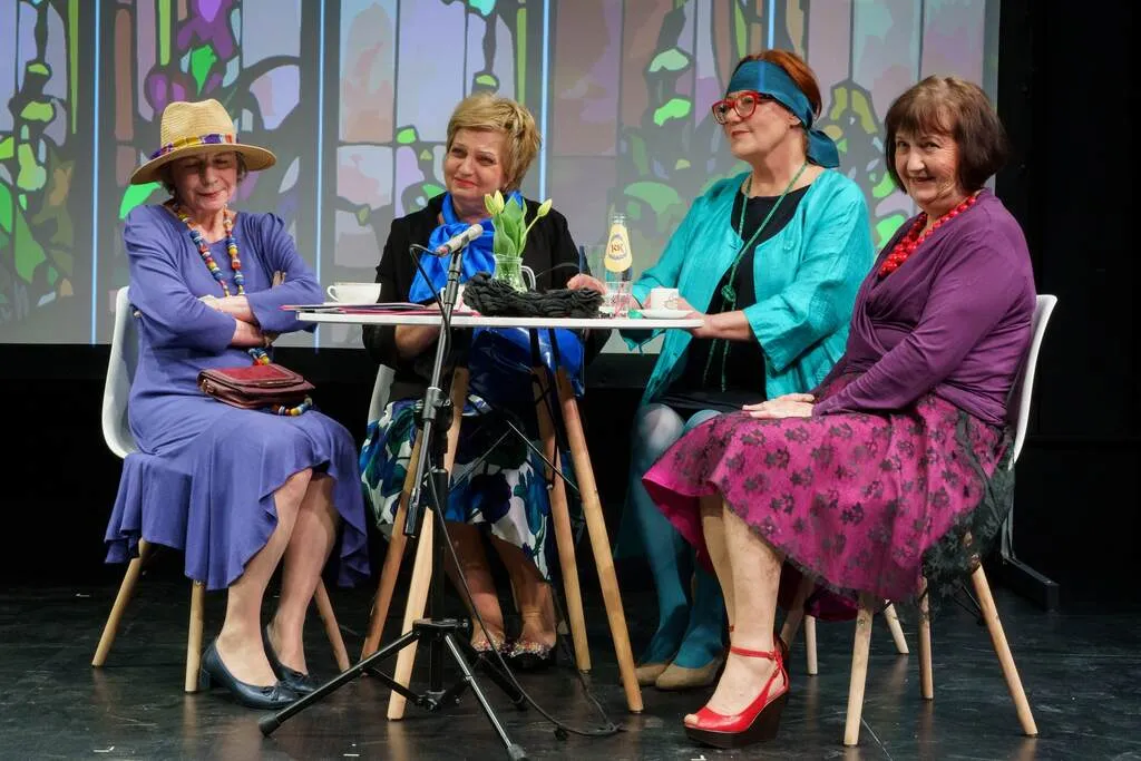 Seniorzy w teatrze lub na warsztatach kulturalnych