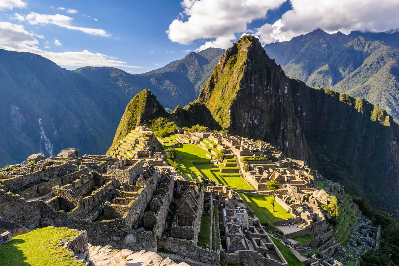 Widok na Machu Picchu o wschodzie słońca