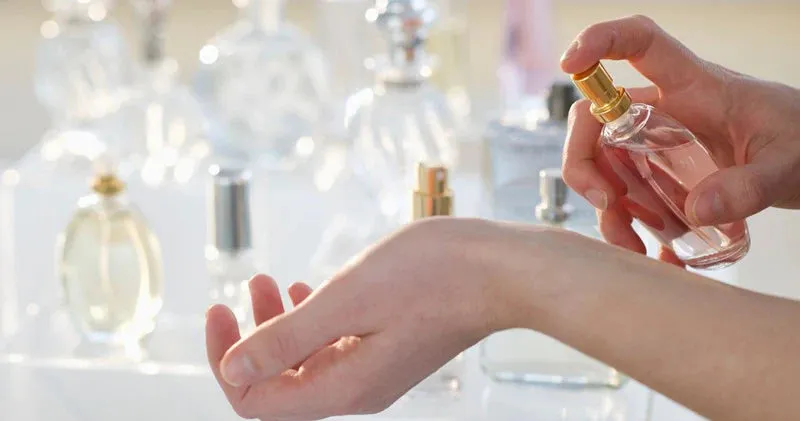 Zdjęcie Perfumy na skórę czy ubranie – co wybrać dla dłuższego zapachu?