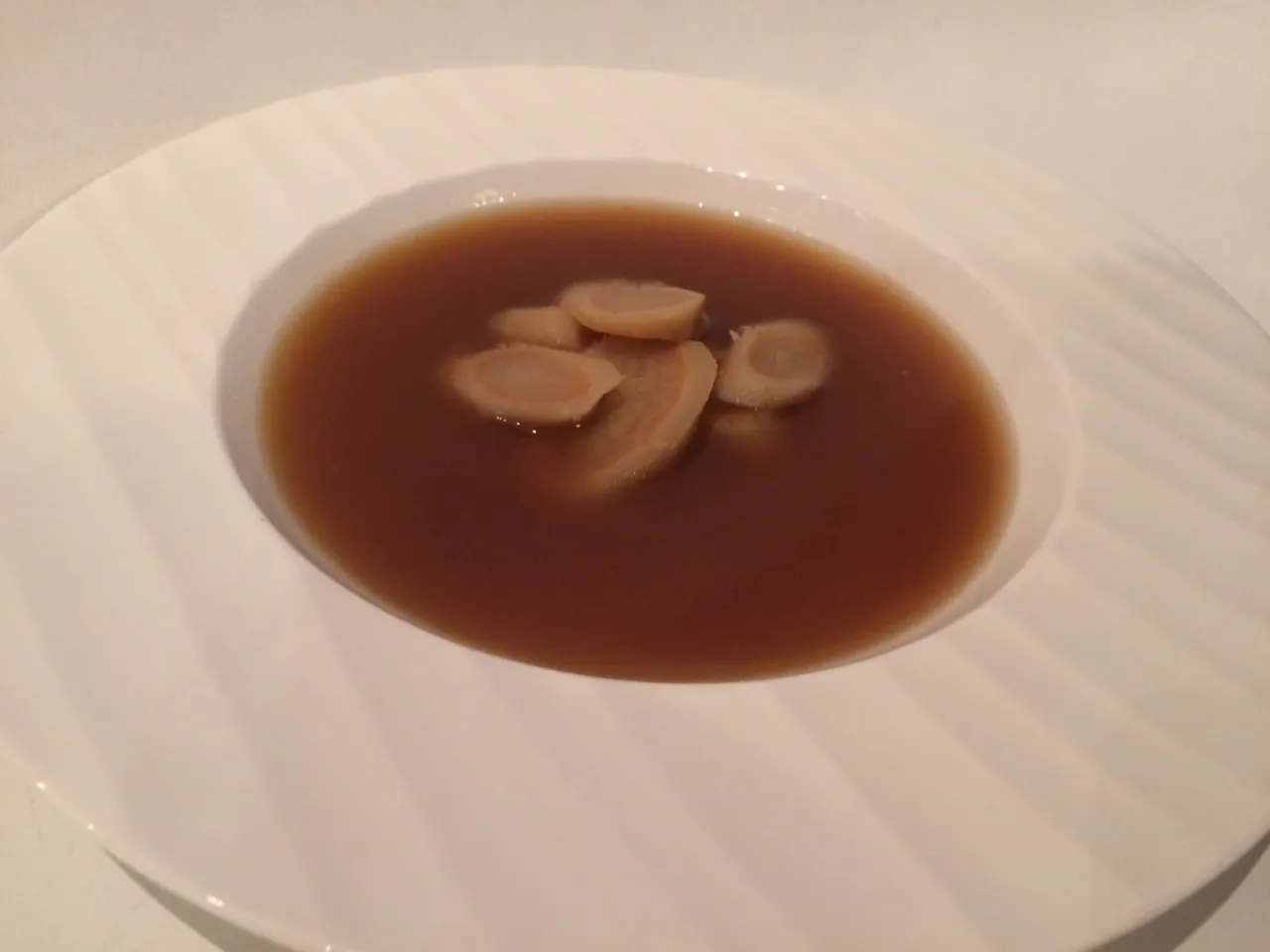 gotowanie kości na zupę garnek