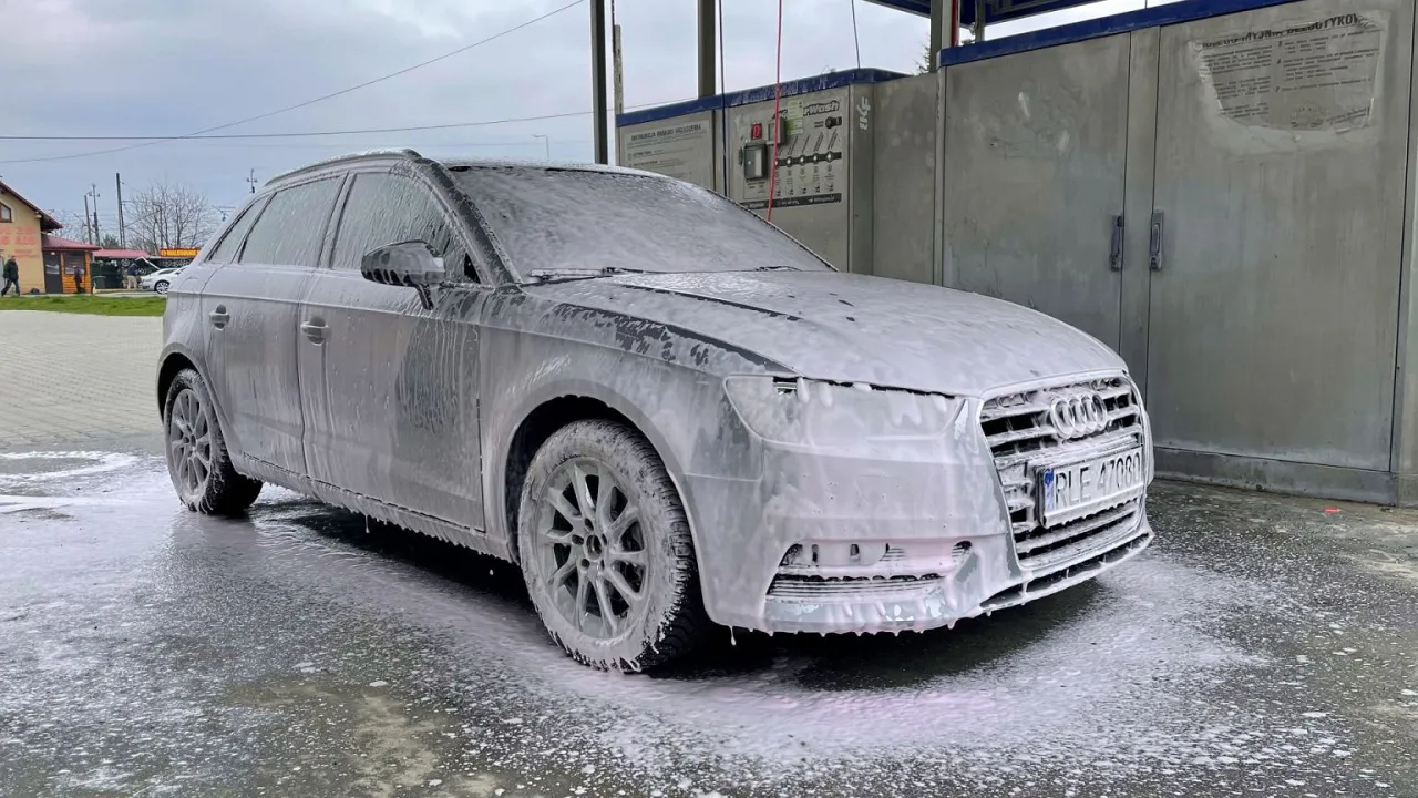 najczęstsze błędy mycie samochodu myjnia bezdotykowa