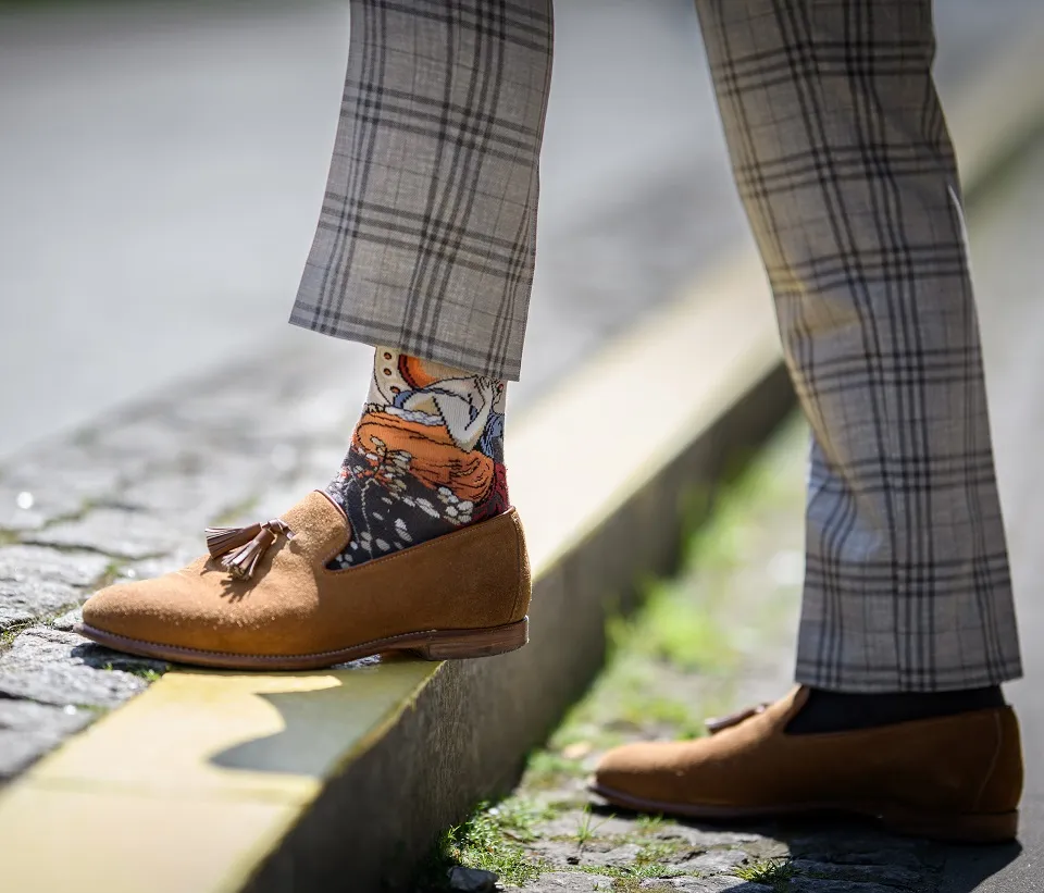 przykłady stylizacji garnitur w kratę i skarpetki