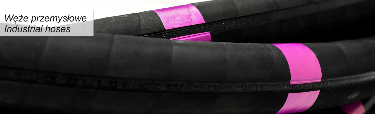 Czarny wąż przemysłowy z r&oacute;żowymi pasami, idealny jako wąż ogrodowy do myjki ciśnieniowej.
