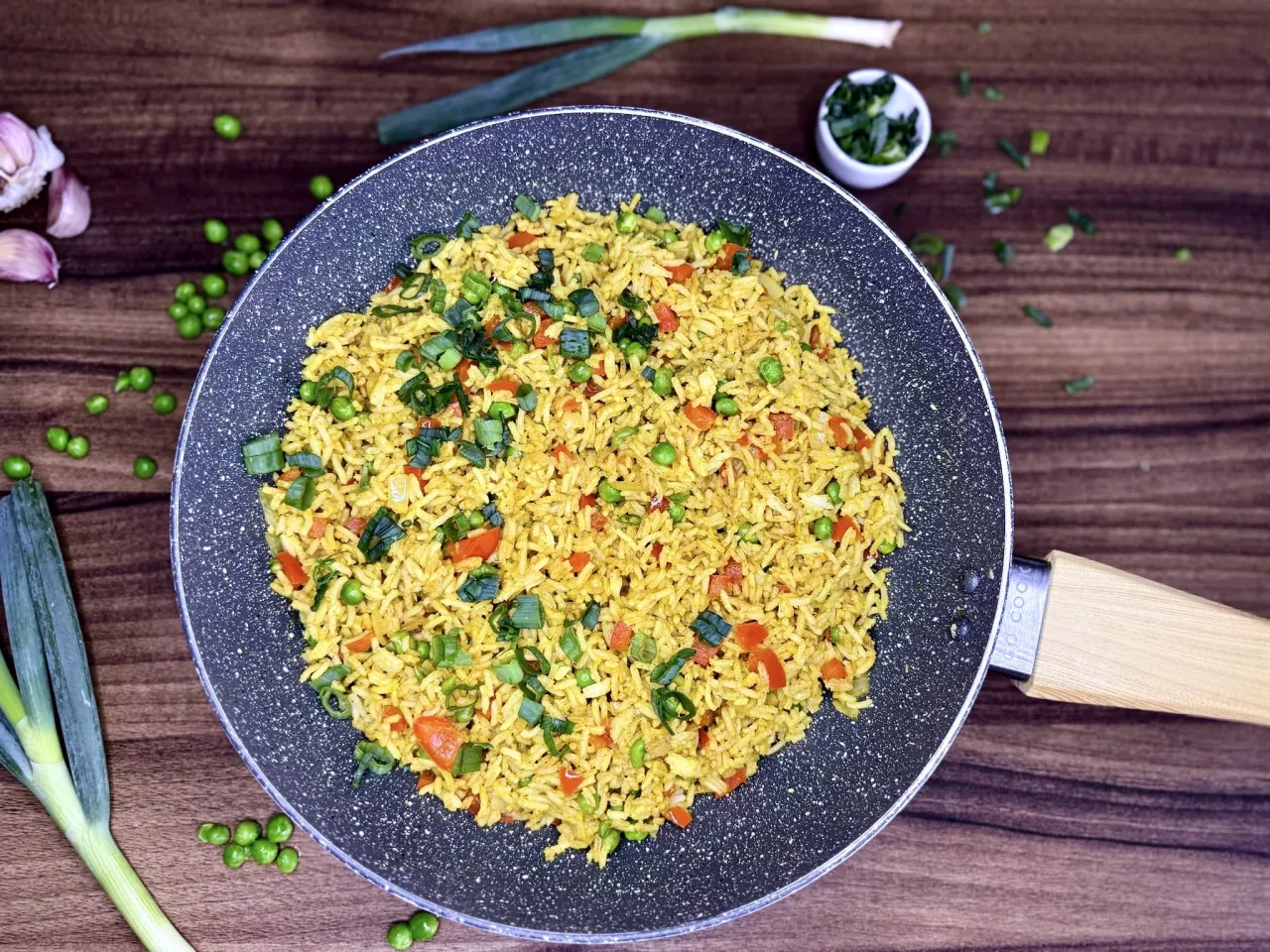 ryż z curry na talerzu