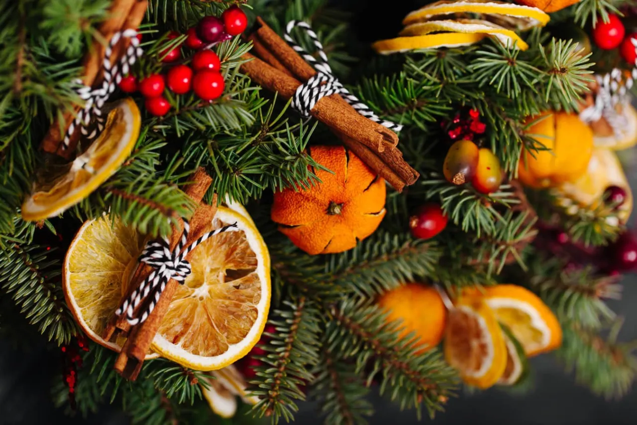 naturalne ozdoby choinkowe z pomarańczy i szyszek