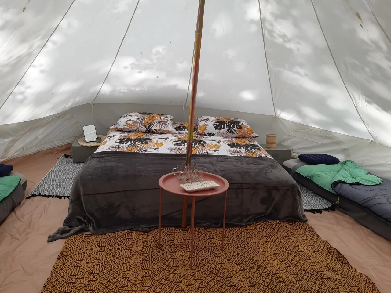 niezbędny sprzęt na kemping nad morzem