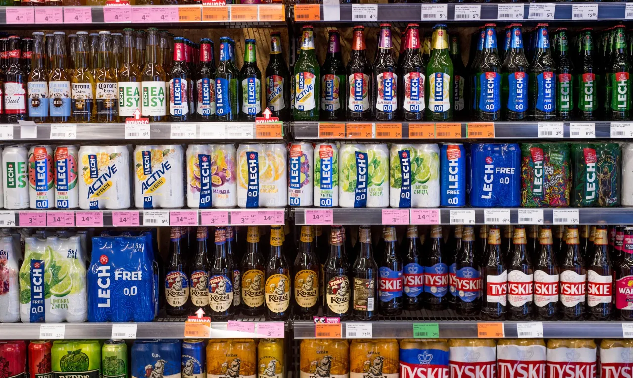 różne etykiety piw z widocznym procentem alkoholu