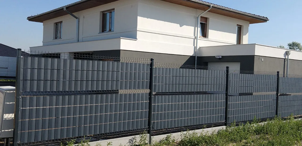 Zdjęcie Czym osłonić ogrodzenie, aby zyskać prywatność i styl?