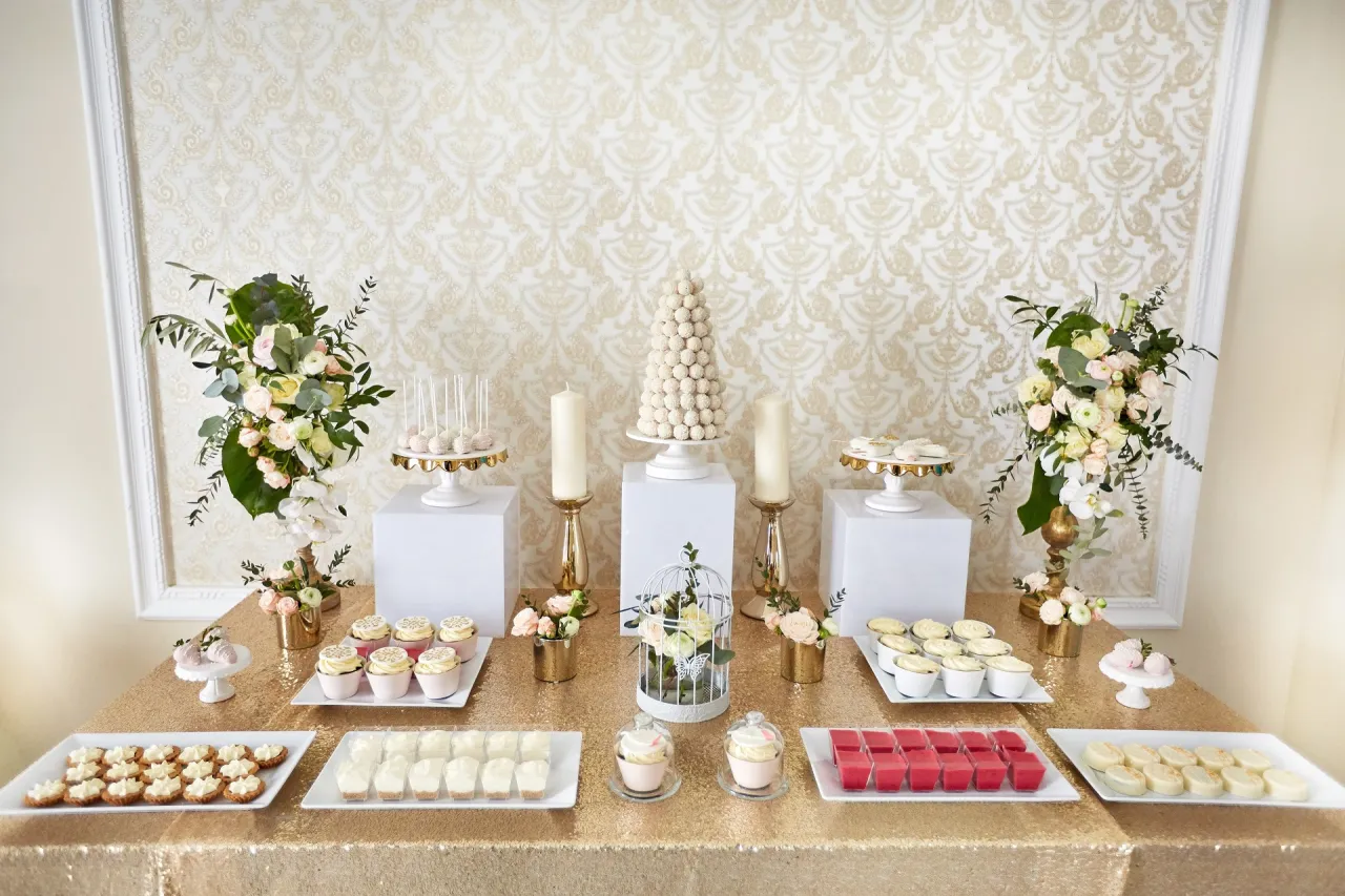 aranżacja słodkiego stołu patery kwiaty