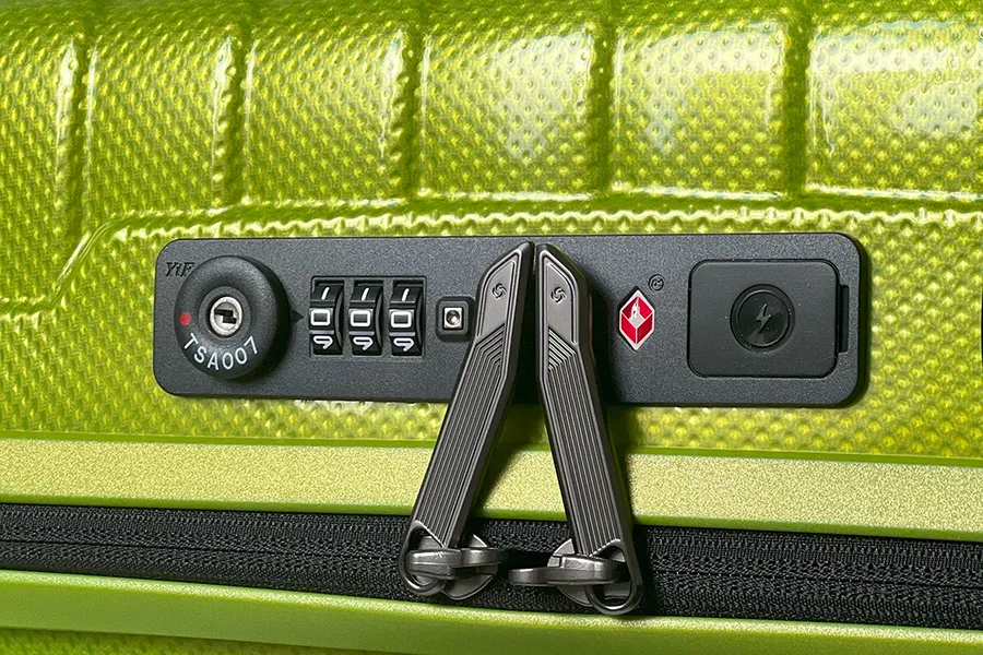 Jak bezpiecznie ustawić kod do walizki