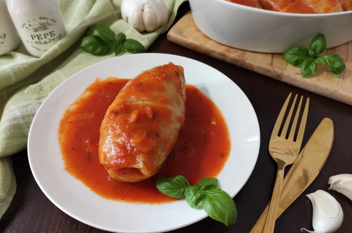 Składniki na gołąbki: kapusta, mięso, ryż, pomidory