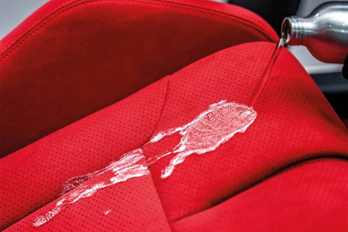 usuwanie trudnych plam ze sk&oacute;ry samochodowej