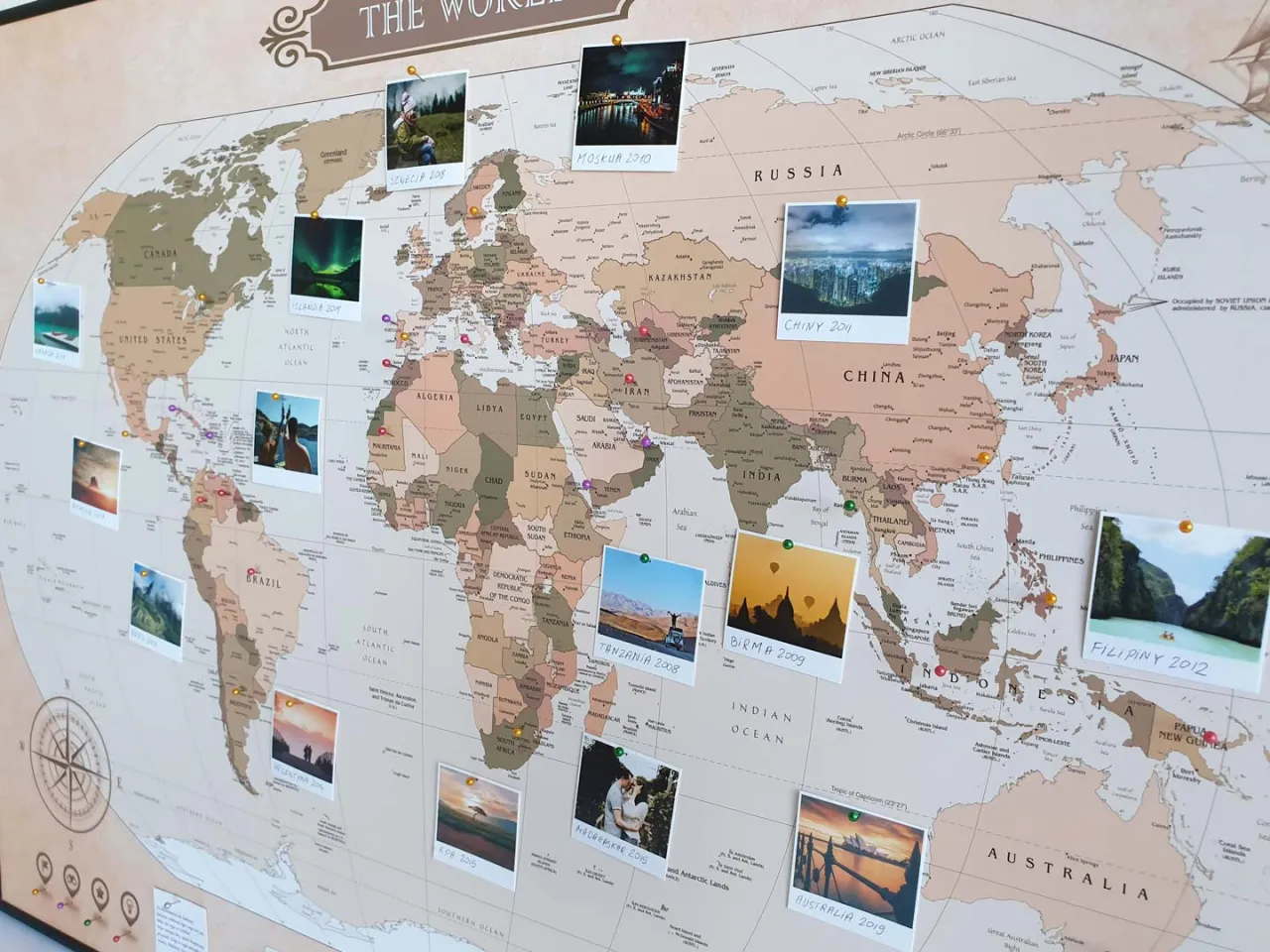 Mapa świata z zaznaczonymi różnymi typami noclegów i ikonami portali rezerwacyjnych