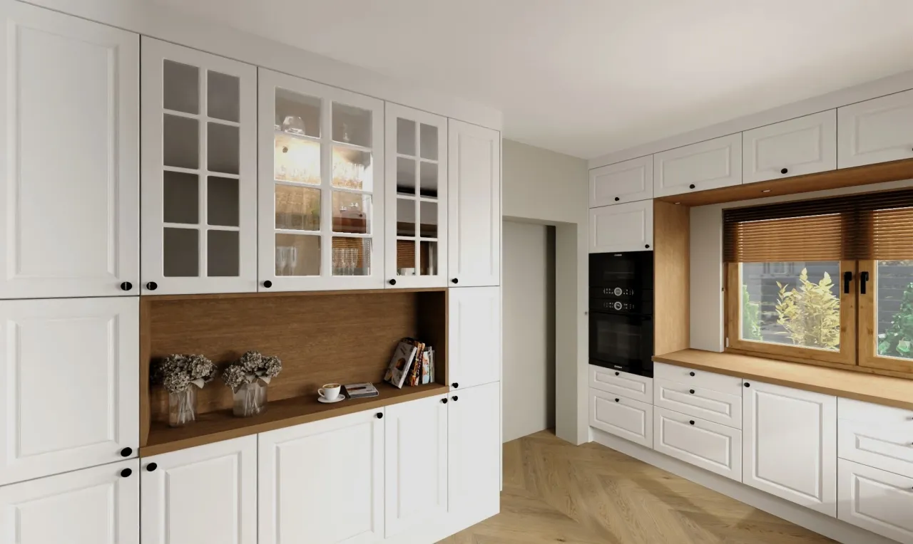 Białe, frezowane fronty do szafek kuchennych z przeszklonymi witrynami i drewnianymi wstawkami tworzą elegancką aranżację.