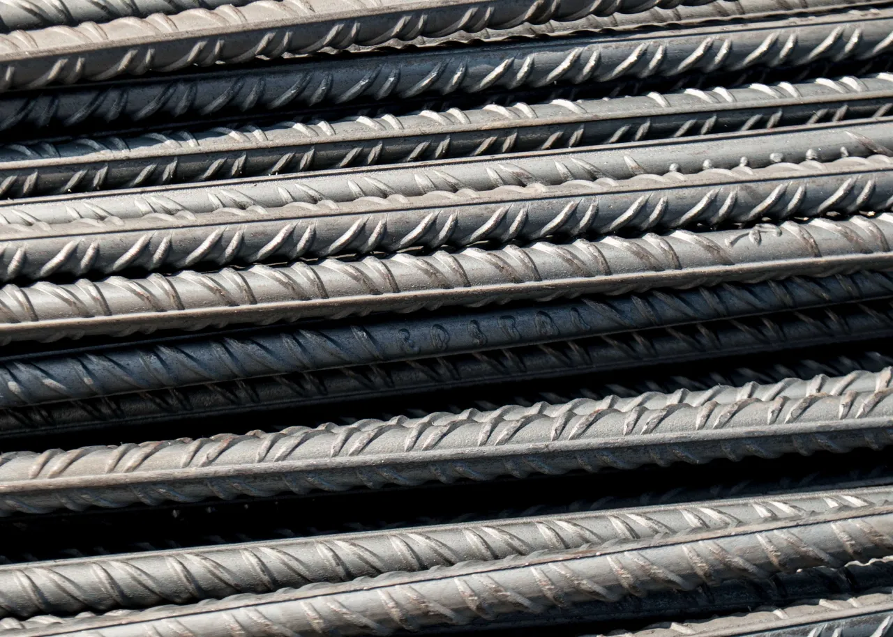 Stos stalowych pręt&oacute;w zbrojeniowych, gotowych do użycia jako strzemiona do zbrojenia konstrukcji budowlanych.