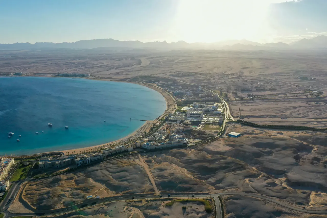 Widok z lotu ptaka na kurort nad Morzem Czerwonym. Czy w Egipcie jest bezpiecznie? Tak, turyst&oacute;w witają piękne plaże i hotele.