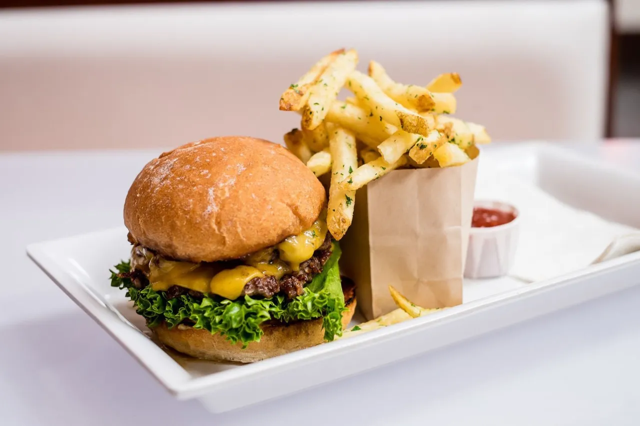 klasyczny amerykański hamburger z frytkami w restauracji