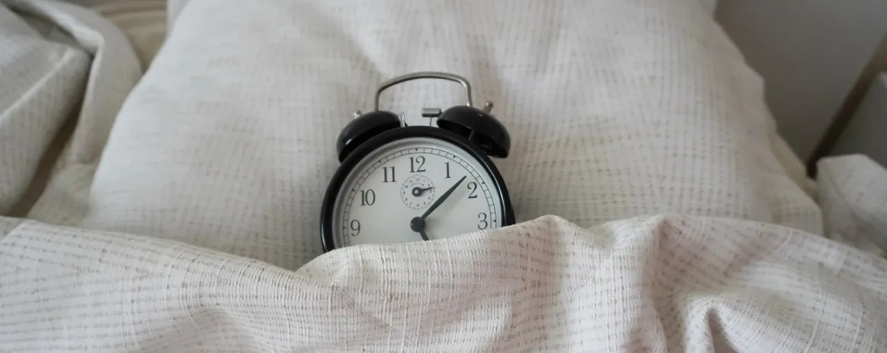 różne typy budzików do sypialni