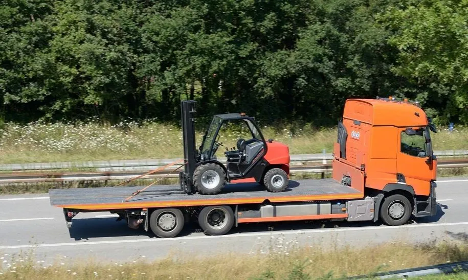 zabezpieczony w&oacute;zek widłowy na lawecie