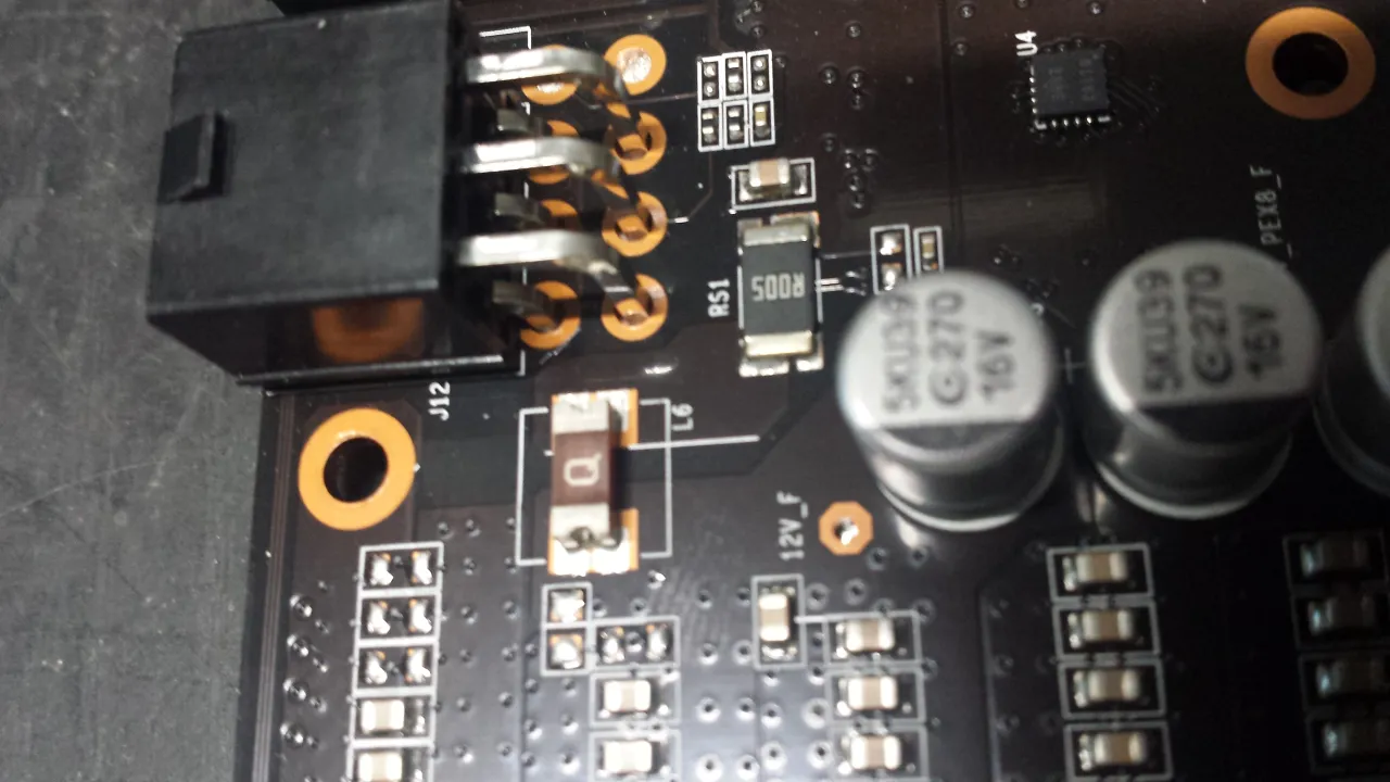 wnętrze karty graficznej cewki dławiki pcb