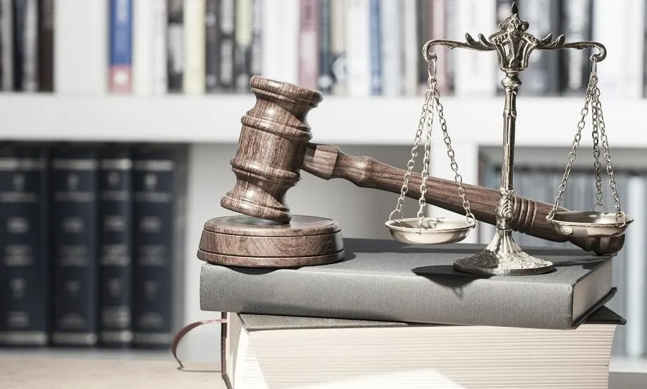 Zdjęcie Adwokat vs radca prawny: kluczowe różnice i kompetencje