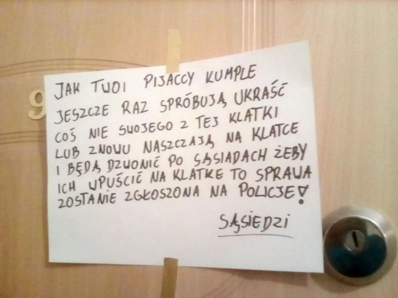 Sąsiedzi rozmawiają o problemach w bloku