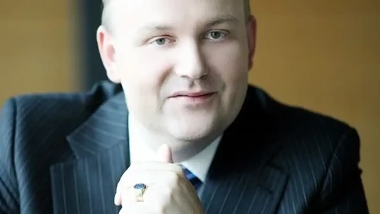 Profesor Piotr Radziszewski w gabinecie lekarskim