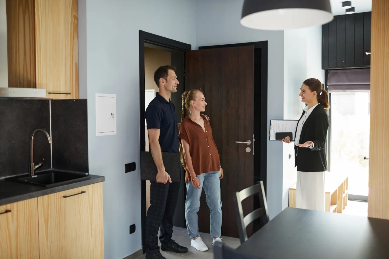 agent nieruchomości prezentuje mieszkanie