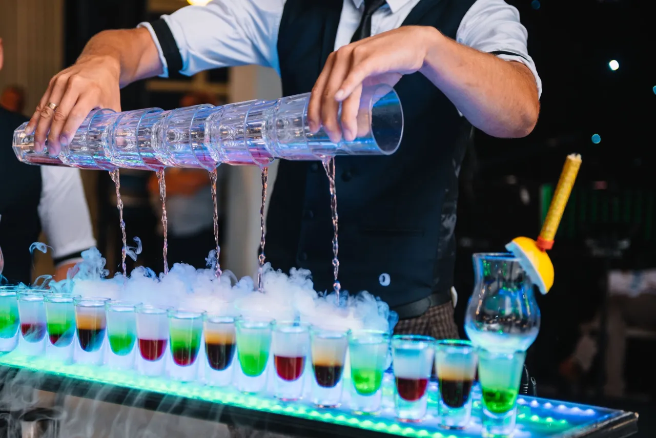 drink bar z kolorowymi koktajlami na weselu