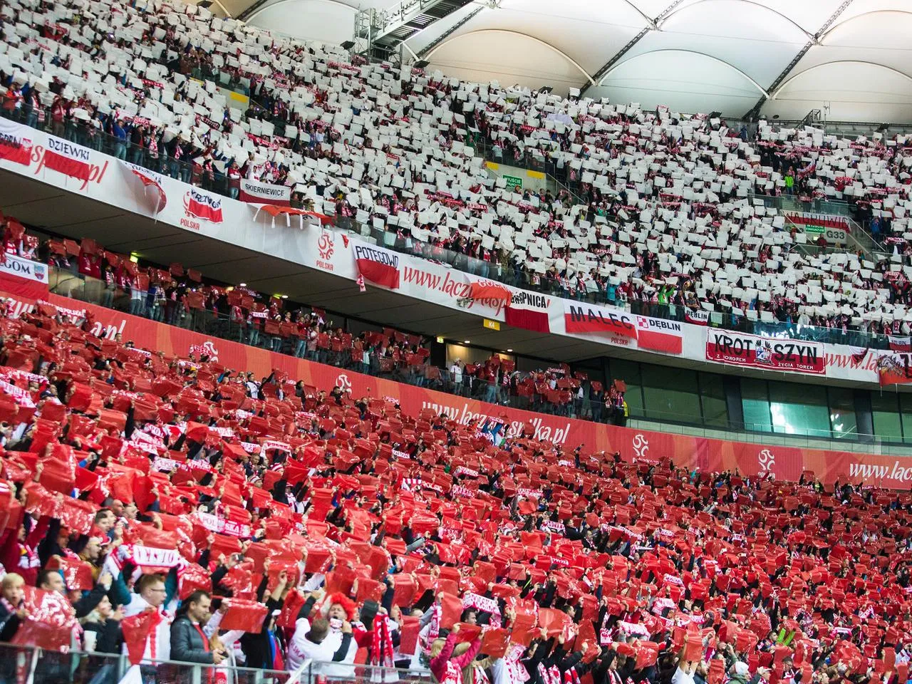 piłka nożna mecz stadion kibice