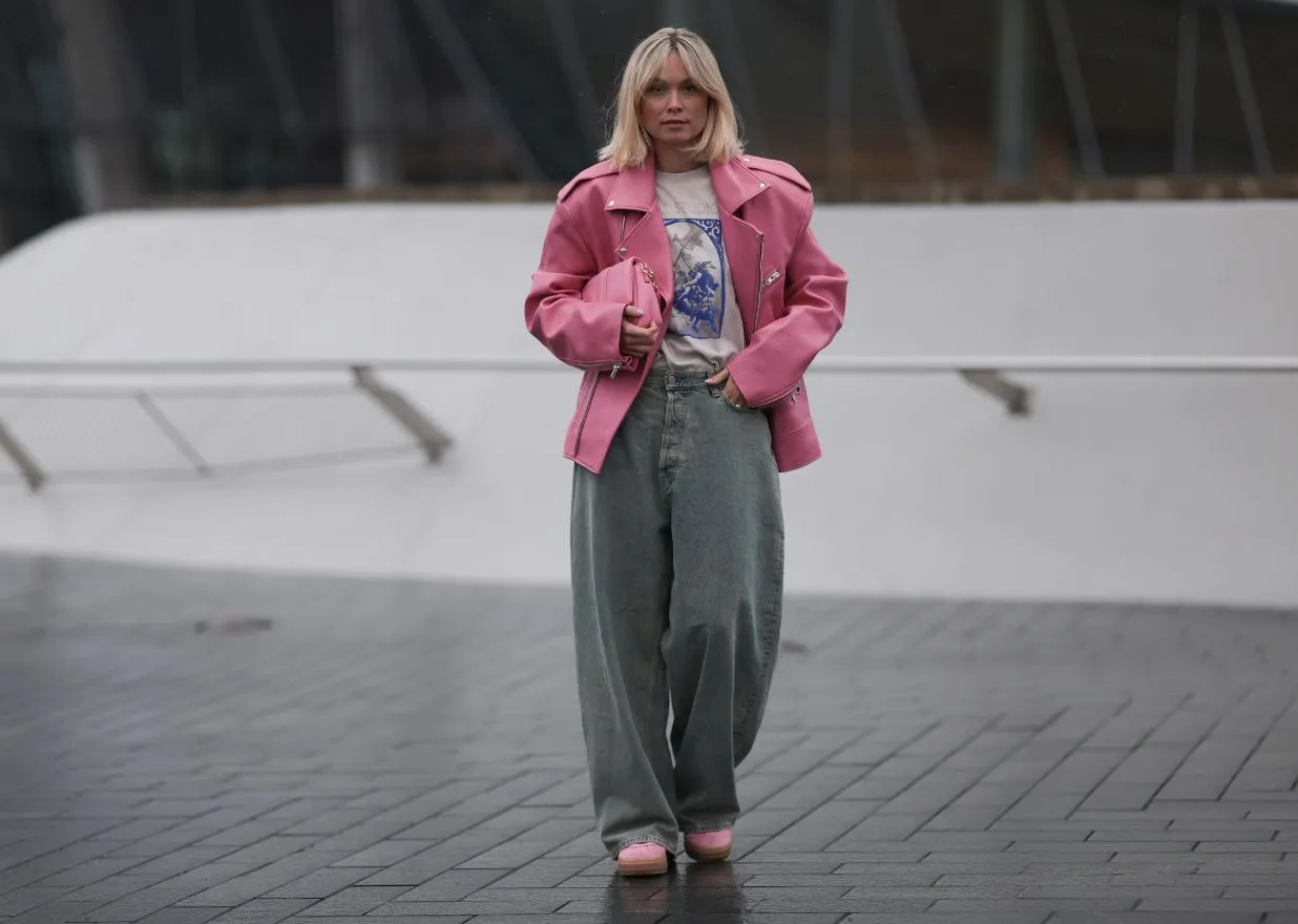 Stylizacje z szerokimi spodniami i sneakersami