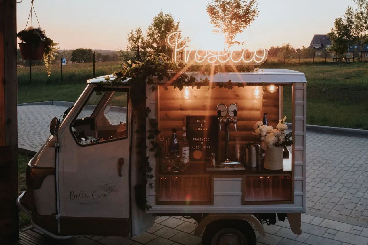 Uroczy van z napisem