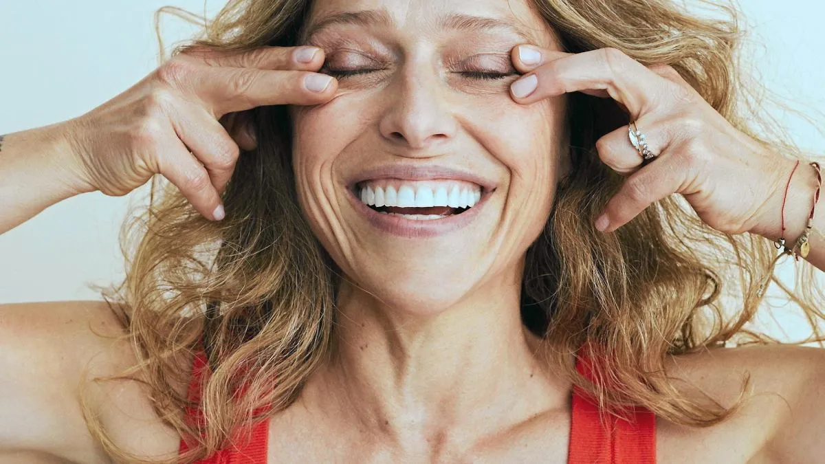 kobieta zrelaksowana po masażu twarzy