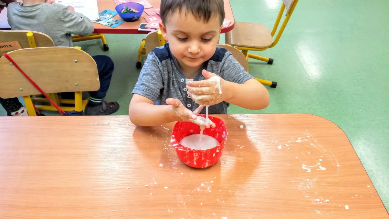 dzieci bawiące się cieczą nienewtonowską