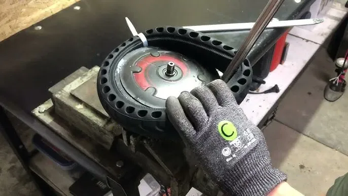 Montaż pełnej opony hulajnogi na gorąco krok po kroku