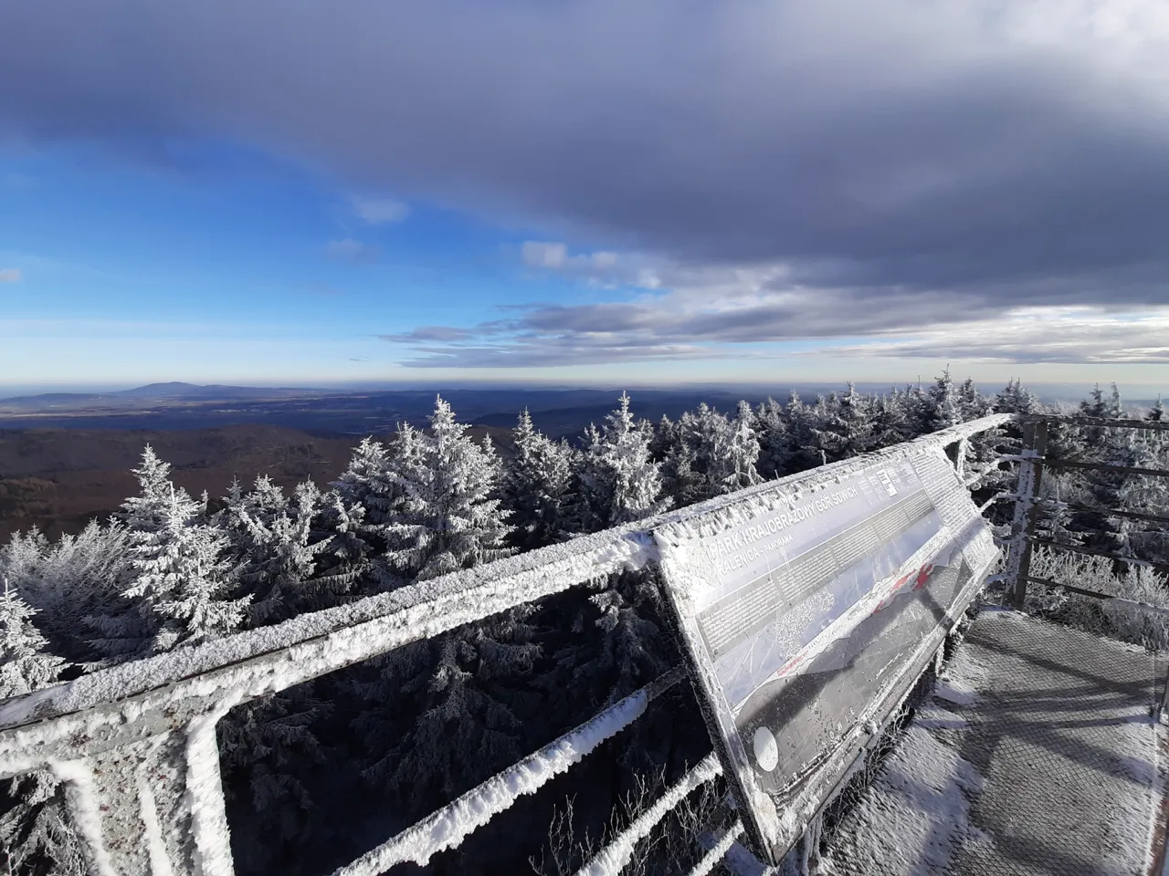szlak turystyczny w G&oacute;rach Sowich wieża widokowa Kalenica