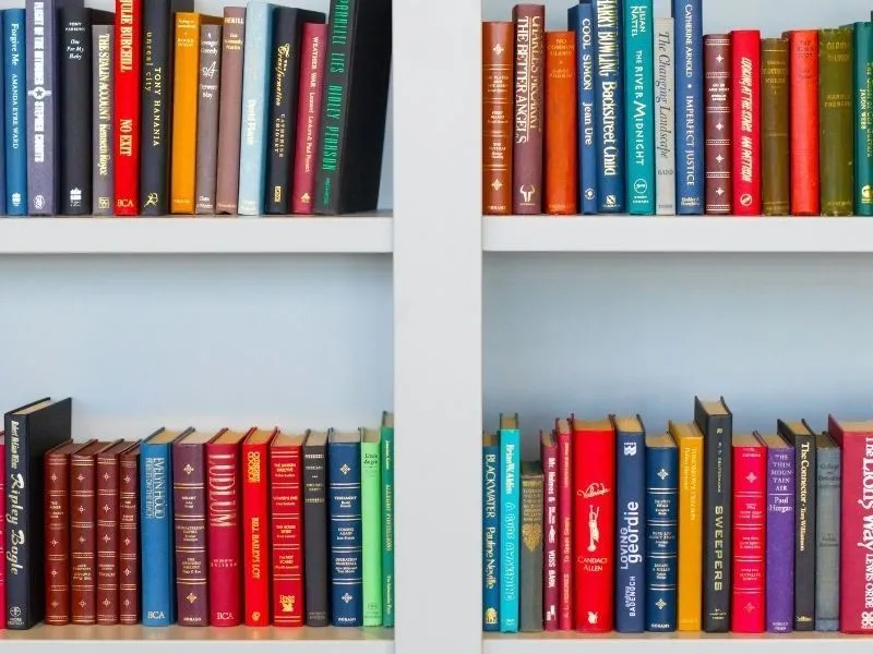 książki na półce, biblioteka, sterta książek