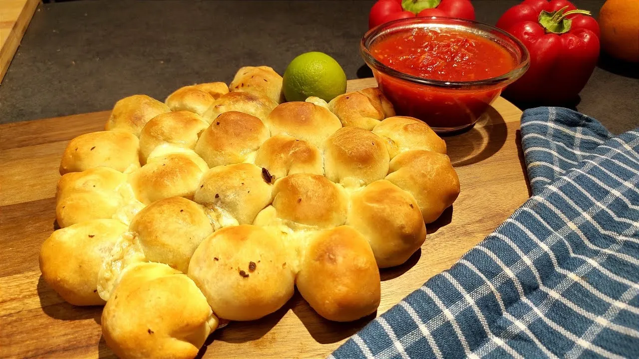 kulki ciasta na pizzę po garowaniu