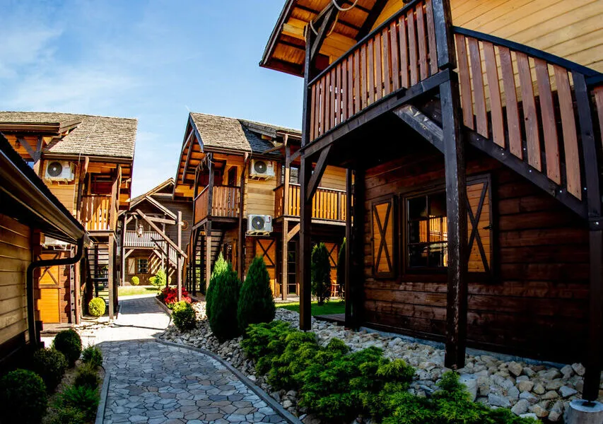 Rodzaje noclegów Energylandia Western Camp Resort hotele pensjonaty