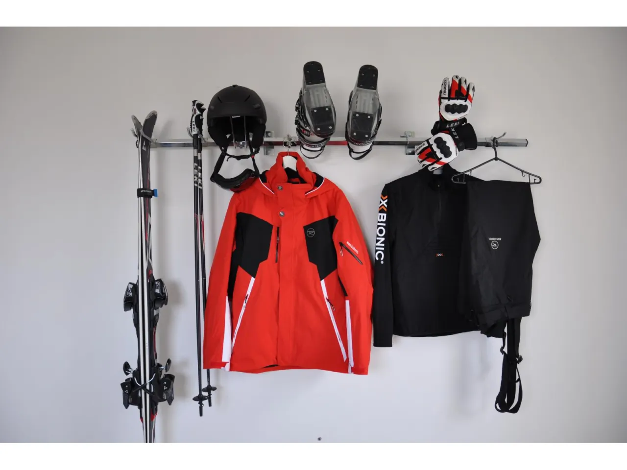 suszenie kurtki narciarskiej na wieszaku