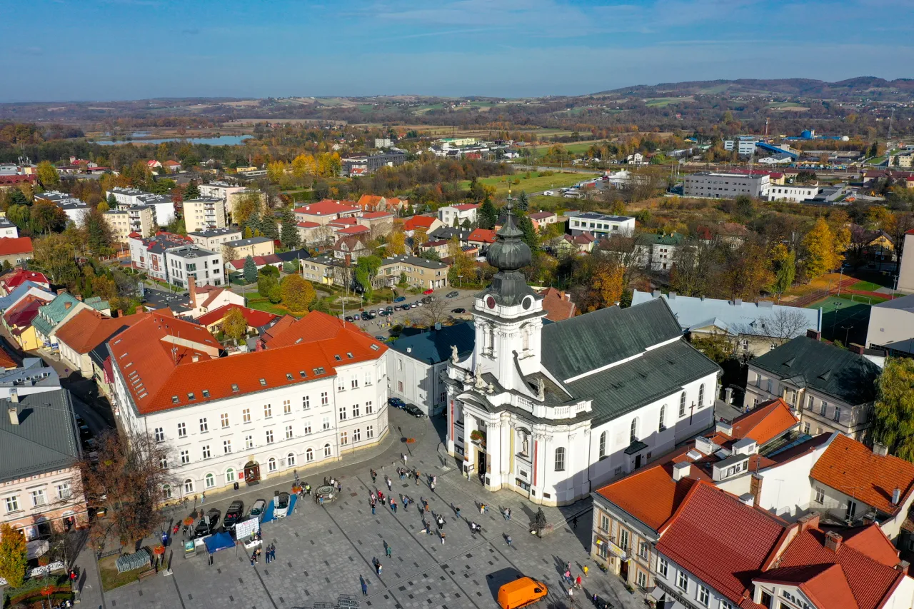 Wadowice co zwiedzić? Rynek z Bazyliką Ofiarowania NMP i kolorowymi kamienicami. Idealne miejsce na spacer i odkrywanie urok&oacute;w miasta.