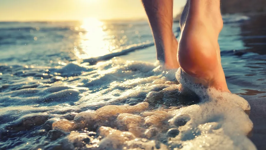 kobieta z niedoczynnością tarczycy wybierająca morze lub g&oacute;ry