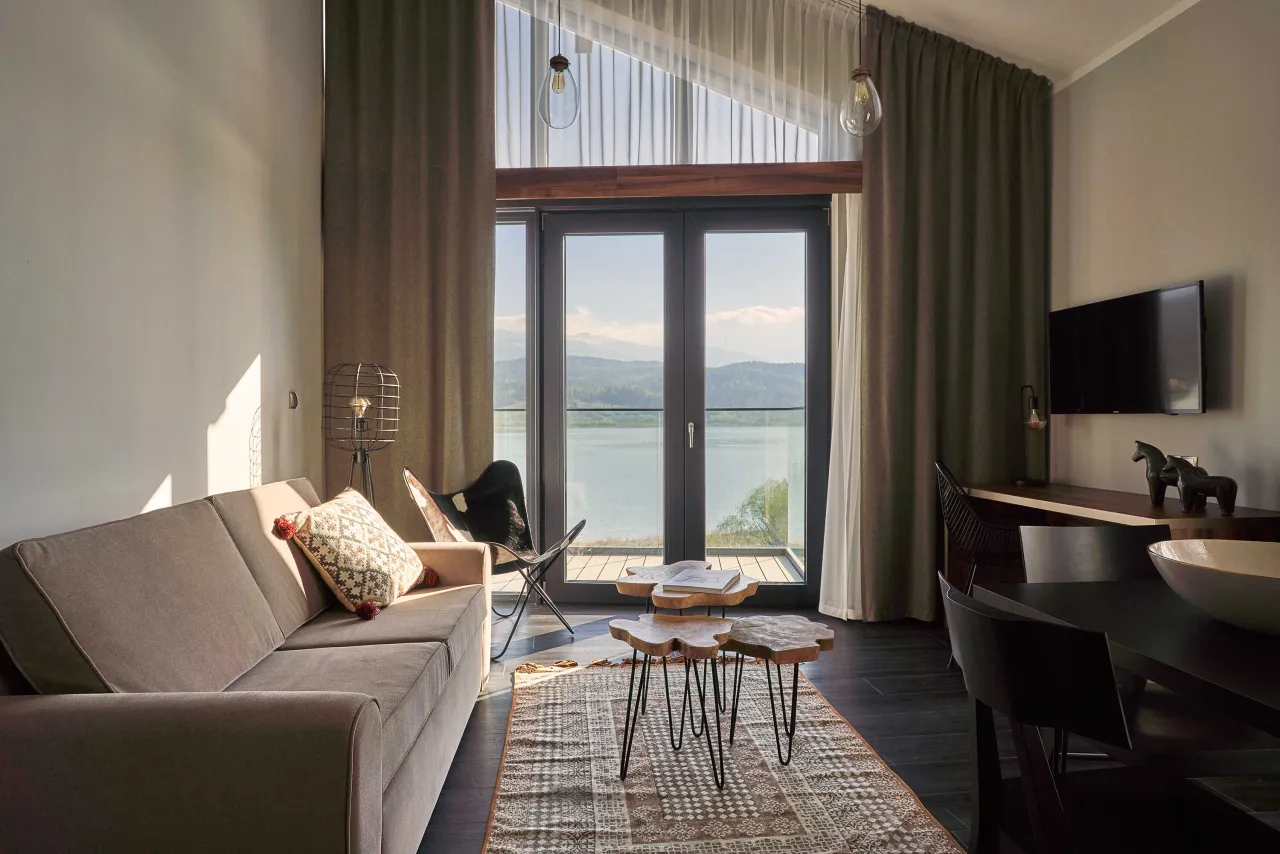 Przytulny pokój hotelowy w zajeździe, widok na las