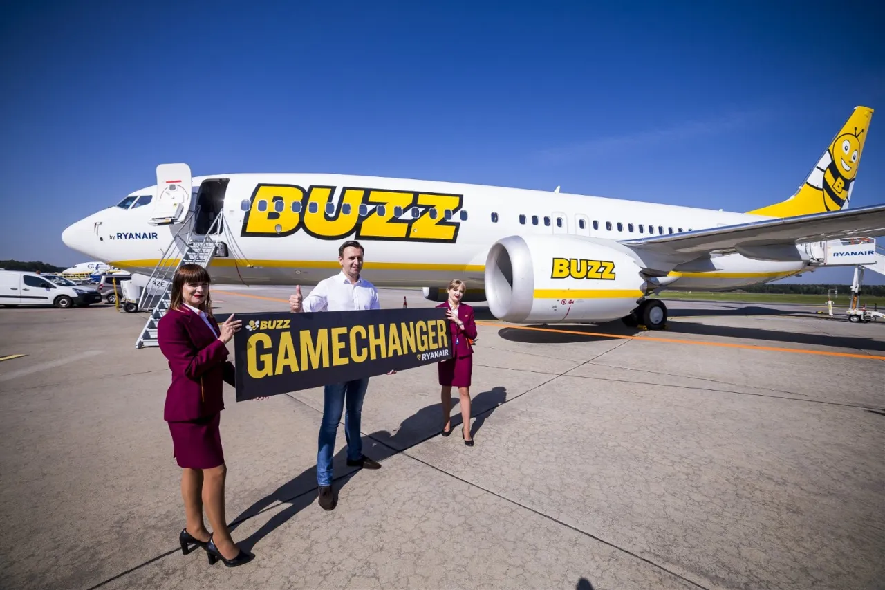 Samolot Buzz, należący do grupy Ryanair, to jeden z samolot&oacute;w, jakich używa Ryanair.