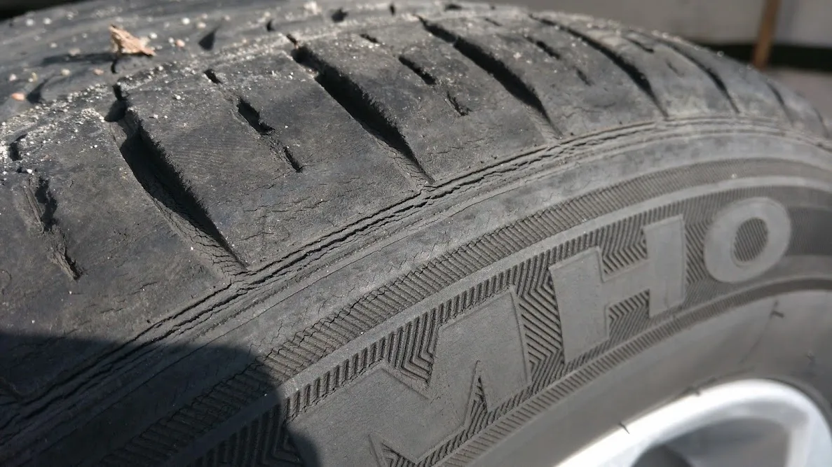 sparciała opona pęknięcia