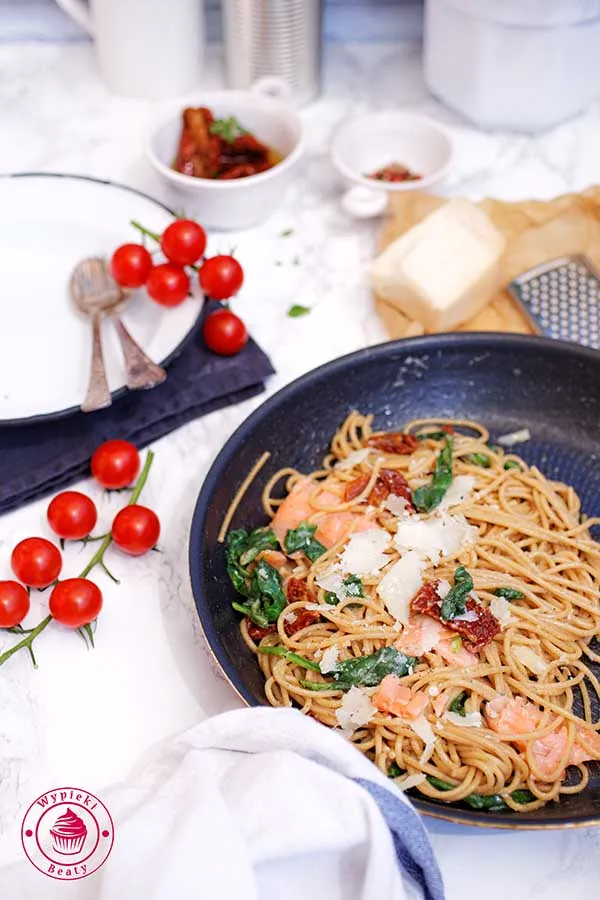 Zdjęcie Szybkie spaghetti z łososiem i szpinakiem – proste i pyszne danie